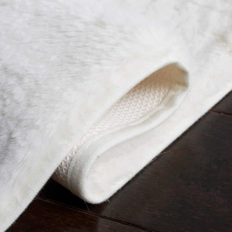 SAFAVIEH Faux Rabbit Auzinda Washable Fur Solid Shag Rug