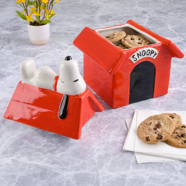 Peanuts Classic Snoopy Doghouse 11.2