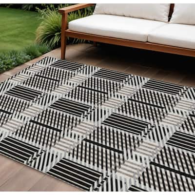 HomeRoots Plaid Transitional Rectangle Outdoor Rug