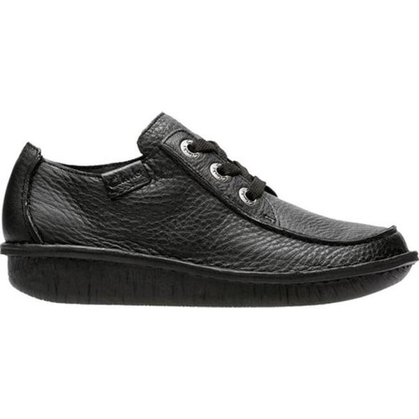 clarks women's lace up shoes black