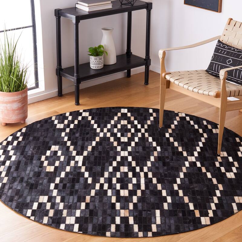 SAFAVIEH Handmade Studio Leather Helgrit Mid-Century Modern Rug - 6' Round - Black/Beige