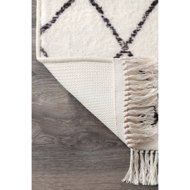 Nuloom Ivory Contemporary Cabin Diamond Moroccan Tassel Area Rug