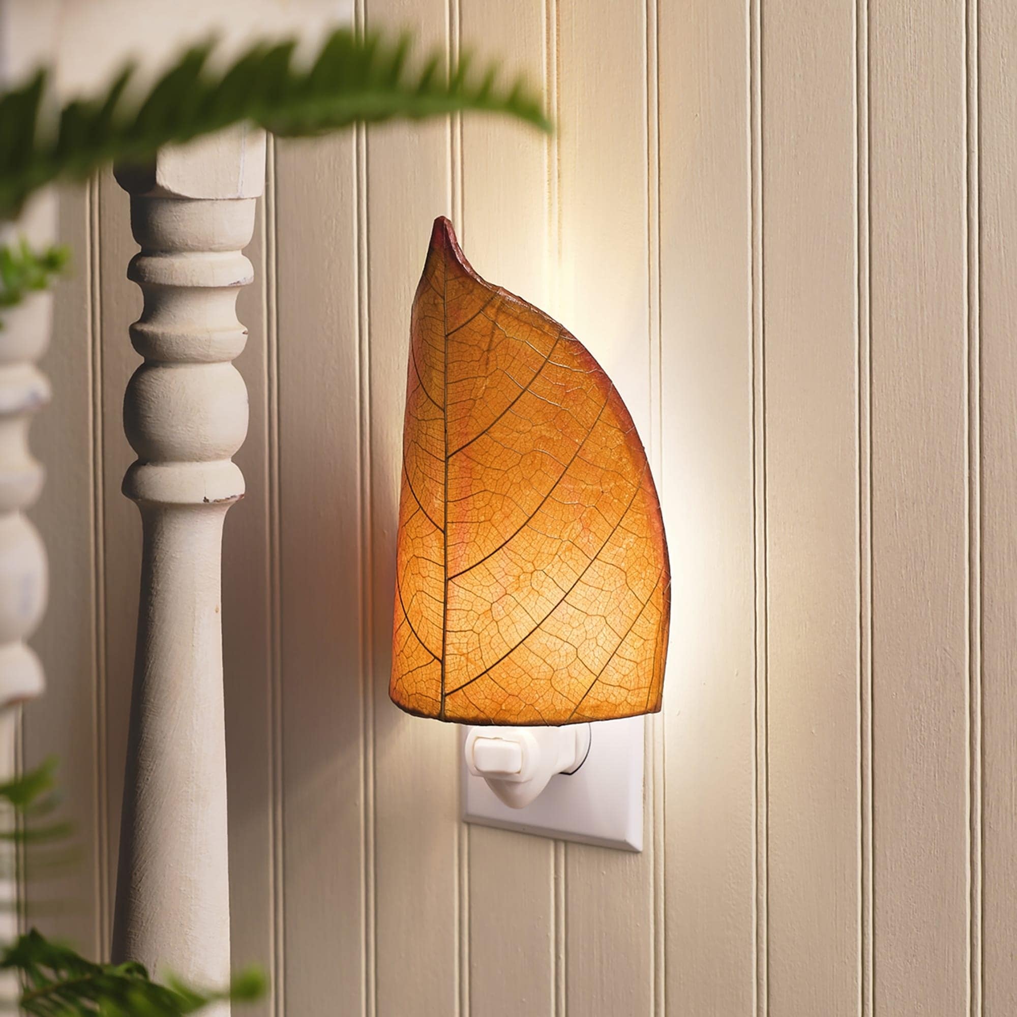 Eangee Handmade Leaf Nightlight, Cocoa Leaves Shade, 4 x 3 x 8 in. - 4 x 3 x 8