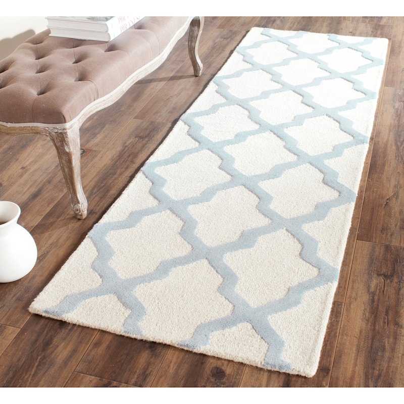 SAFAVIEH Handmade Cambridge Eirny Moroccan Trellis Wool Rug - 2'6" x 6' Runner - Ivory/Light Blue