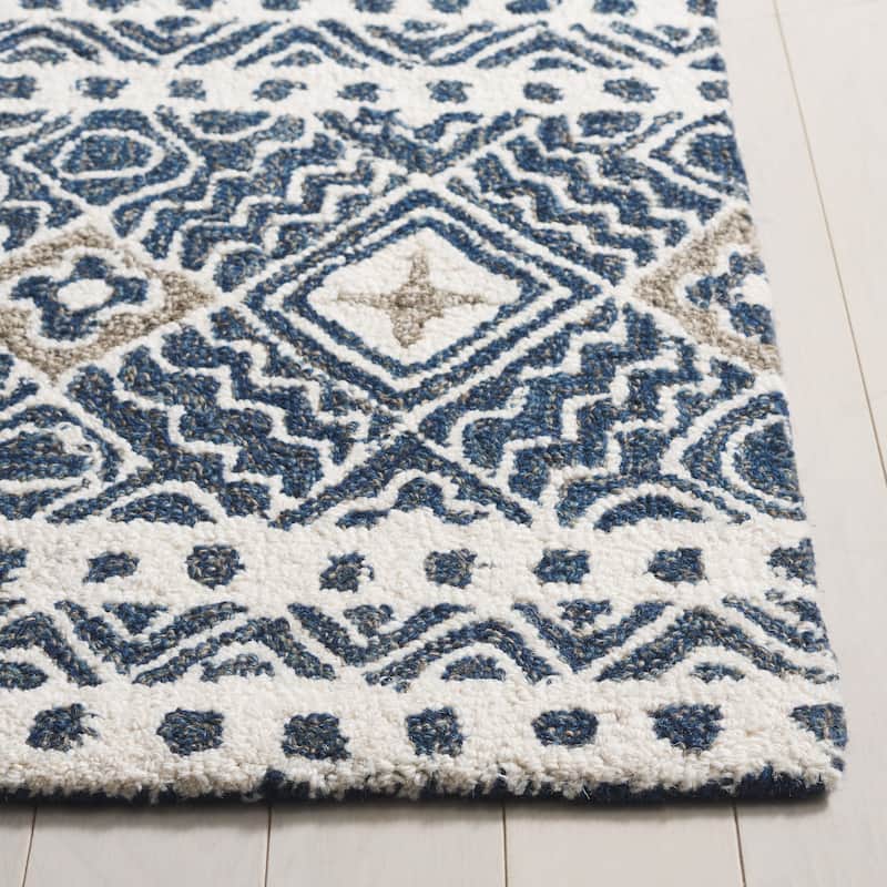 SAFAVIEH Handmade Micro-Loop Jelske Wool Rug