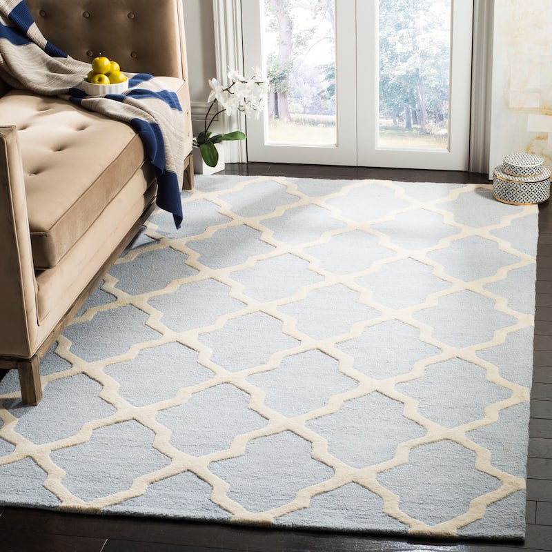 SAFAVIEH Handmade Cambridge Eirny Moroccan Trellis Wool Rug - 4' x 6' - Light Blue/Ivory