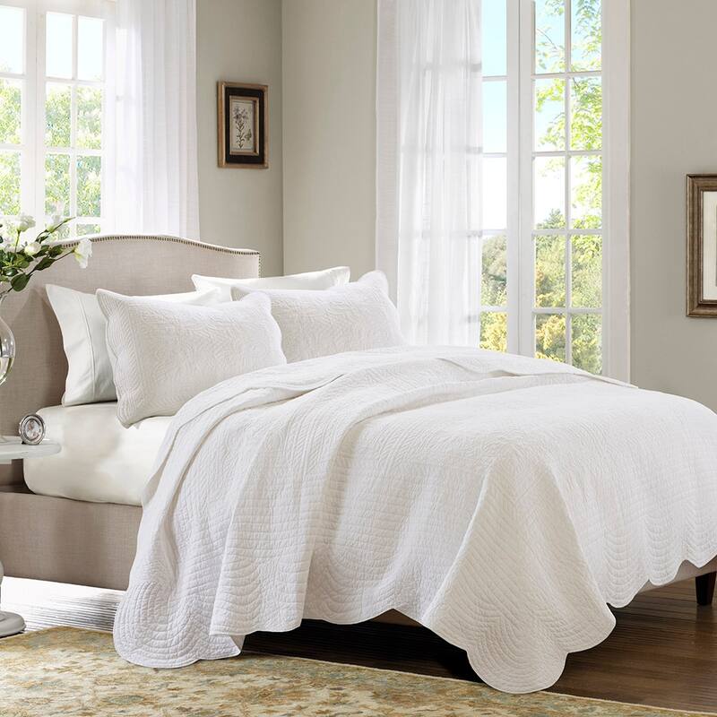 3 Piece Reversible Scalloped Edge Quilt Set White Full/Queen