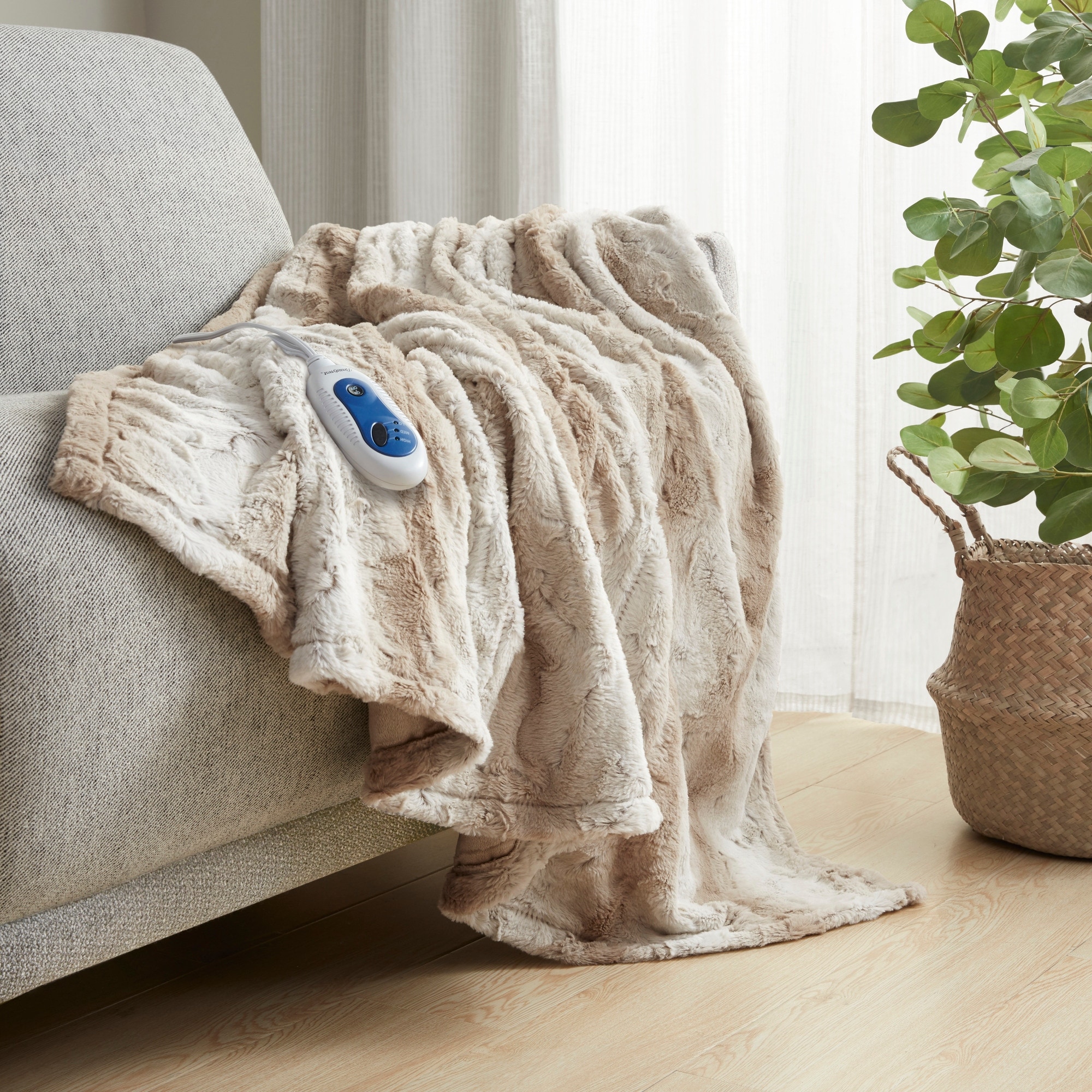 Beautyrest Ultra Soft Faux Fur Reverse to Mink Auto Shut Off Electric Blanket Throw with 3 Heat Level Setting Controller 50x70 Sand Tip Dye