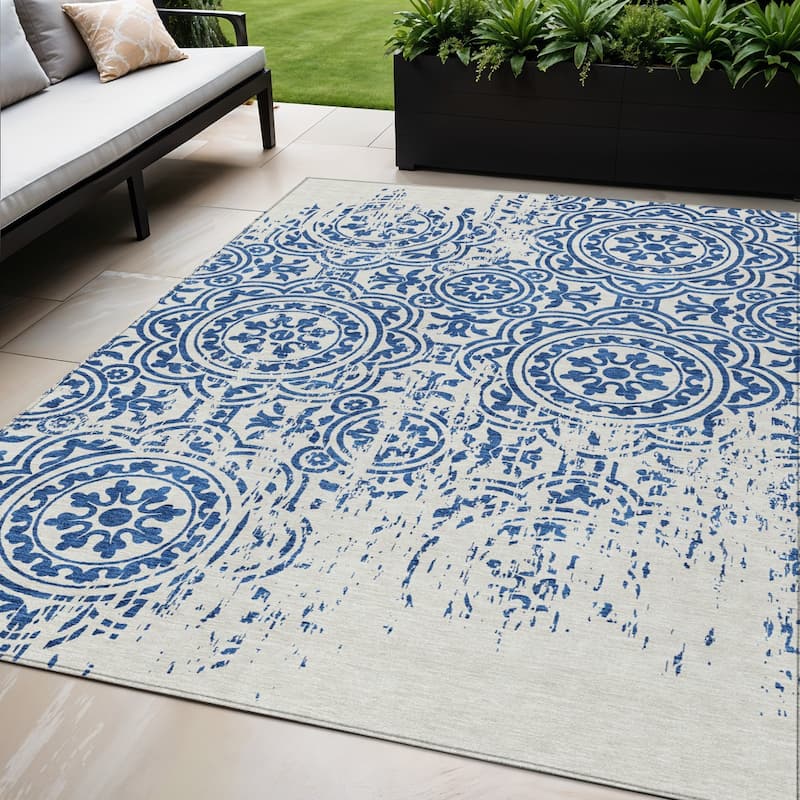 HomeRoots Medallion Transitional Rectangle Outdoor Rug - 5' X 8'