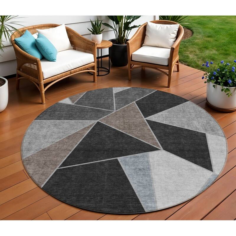 HomeRoots Geometric Transitional Rectangle Outdoor Rug - 8' Round