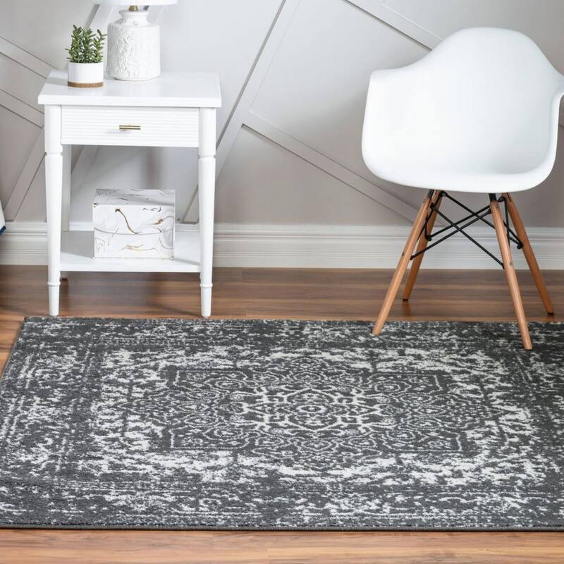 Traditional Brenda Collection Area Rug