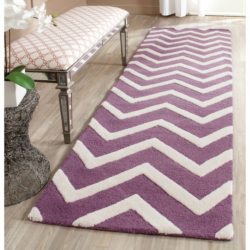 SAFAVIEH Handmade Cambridge Terttu Chevron Wool Rug - 2'6" x 8' Runner - Purple/Ivory