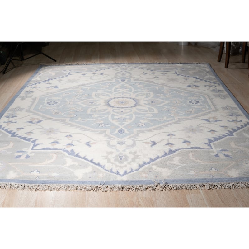 Hand-Knotted Wool Ivory Classic Floral Heriz design Area Rug