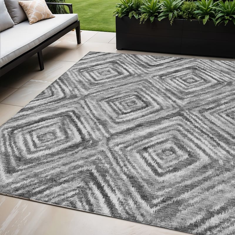 HomeRoots Geometric Transitional Rectangle Outdoor Rug - 5' X 8'