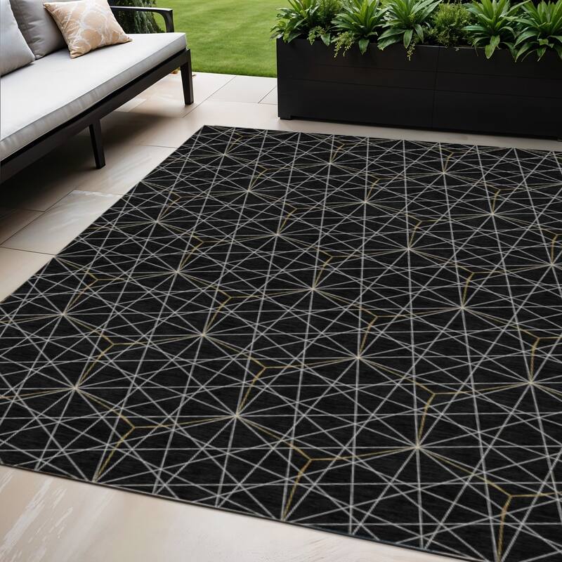 HomeRoots Geometric Transitional Rectangle Outdoor Rug - 5' X 8'