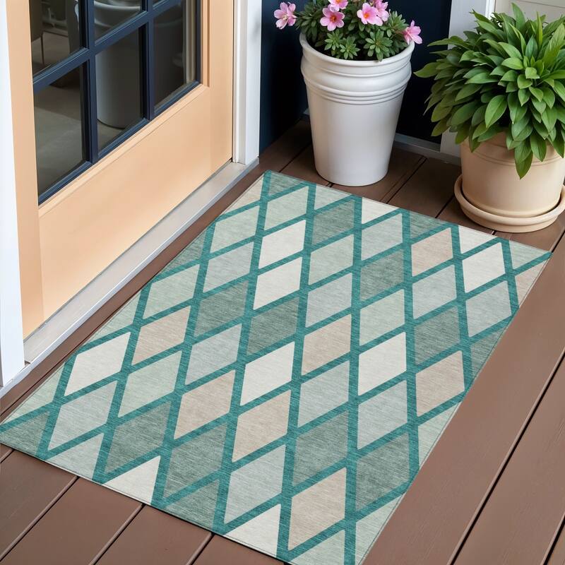 HomeRoots Geometric Transitional Rectangle Outdoor Rug - 3' x 5'