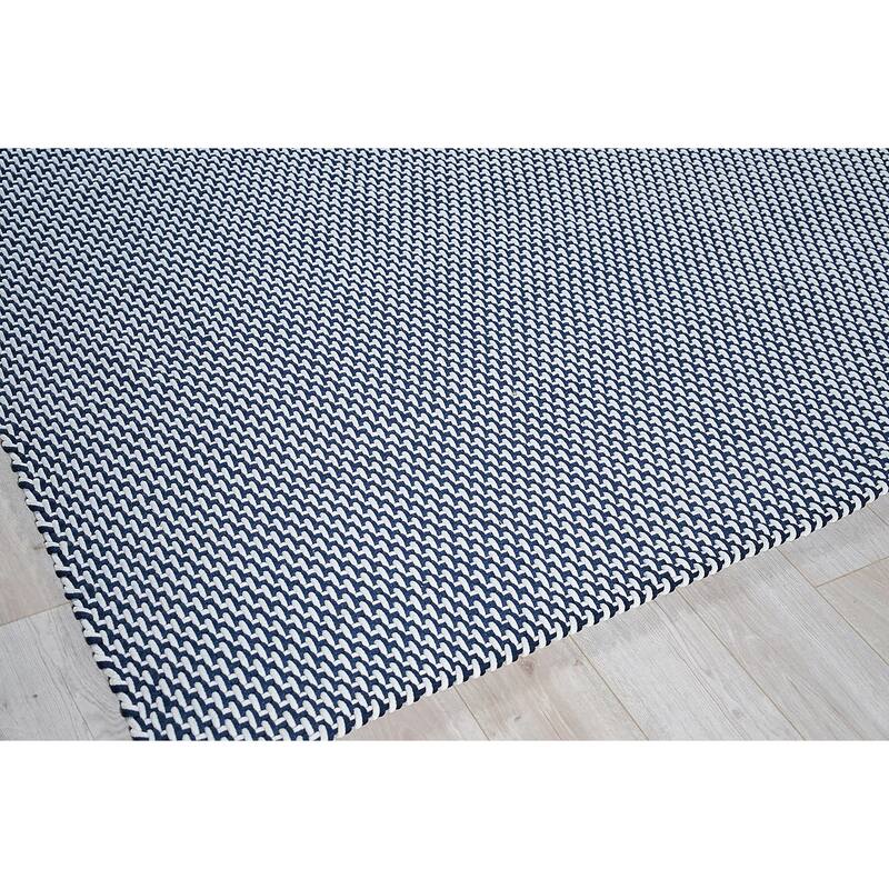 Harbor Indoor/Outdoor Handwoven Polypropylene Blue/White Area Rug.