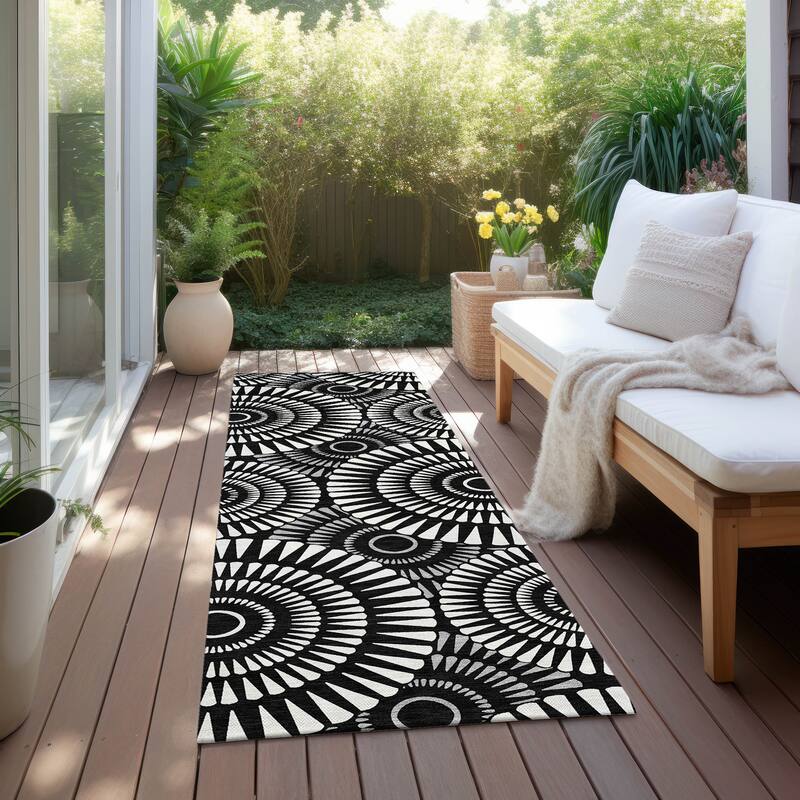 Machine Washable Indoor/ Outdoor Chantille Contemporary Burst Rug - Black - 2'3" x 7'6"