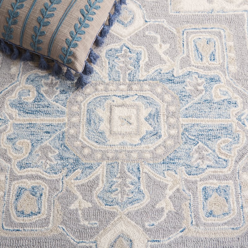 SAFAVIEH Handmade Micro-Loop Gulseven Medallion Wool Rug