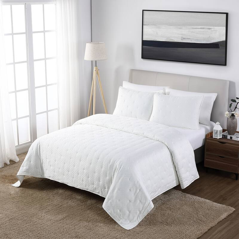 Anne Klein Torringford Quilt Set, Lightweight Bedspread Summer Quilt for All Season - White - Queen - 3 Piece