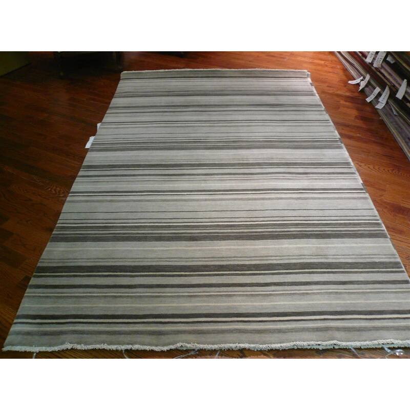 SAFAVIEH Couture Hand-knotted Tibetan Gulsevim Modern Wool Rug with