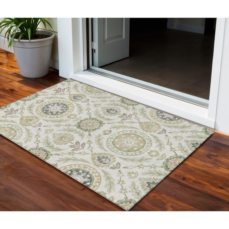 HomeRoots Floral Transitional Rectangle Outdoor Rug - 3' x 5'