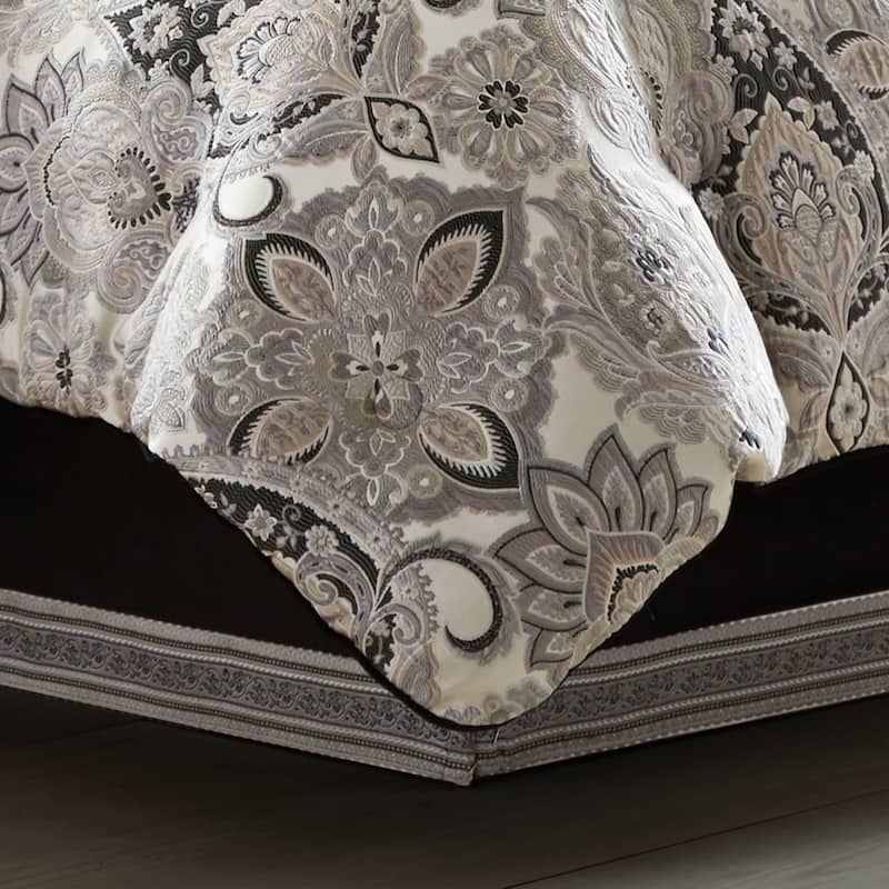 J. Queen New York Guiliana Comforter Set - King
