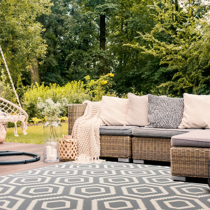 SAFAVIEH Courtyard Carolee Indoor/ Outdoor Patio Backyard Rug