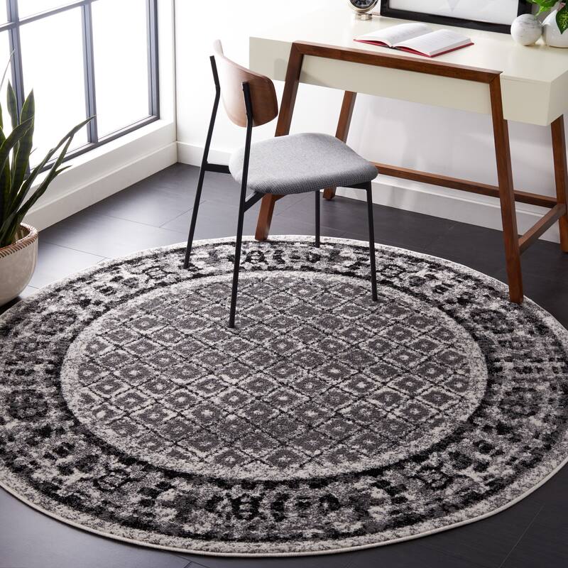 SAFAVIEH Adirondack Cass Distressed Rug - 4' Round - Ivory/Silver