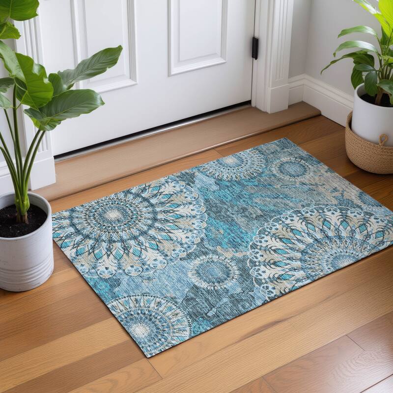 Machine Washable Indoor/ Outdoor Traditional Pinwheel Chantille Rug