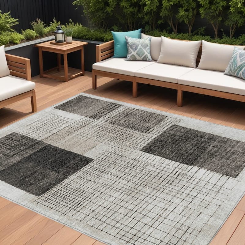 HomeRoots Geometric Transitional Rectangle Outdoor Rug - 10' X 14'