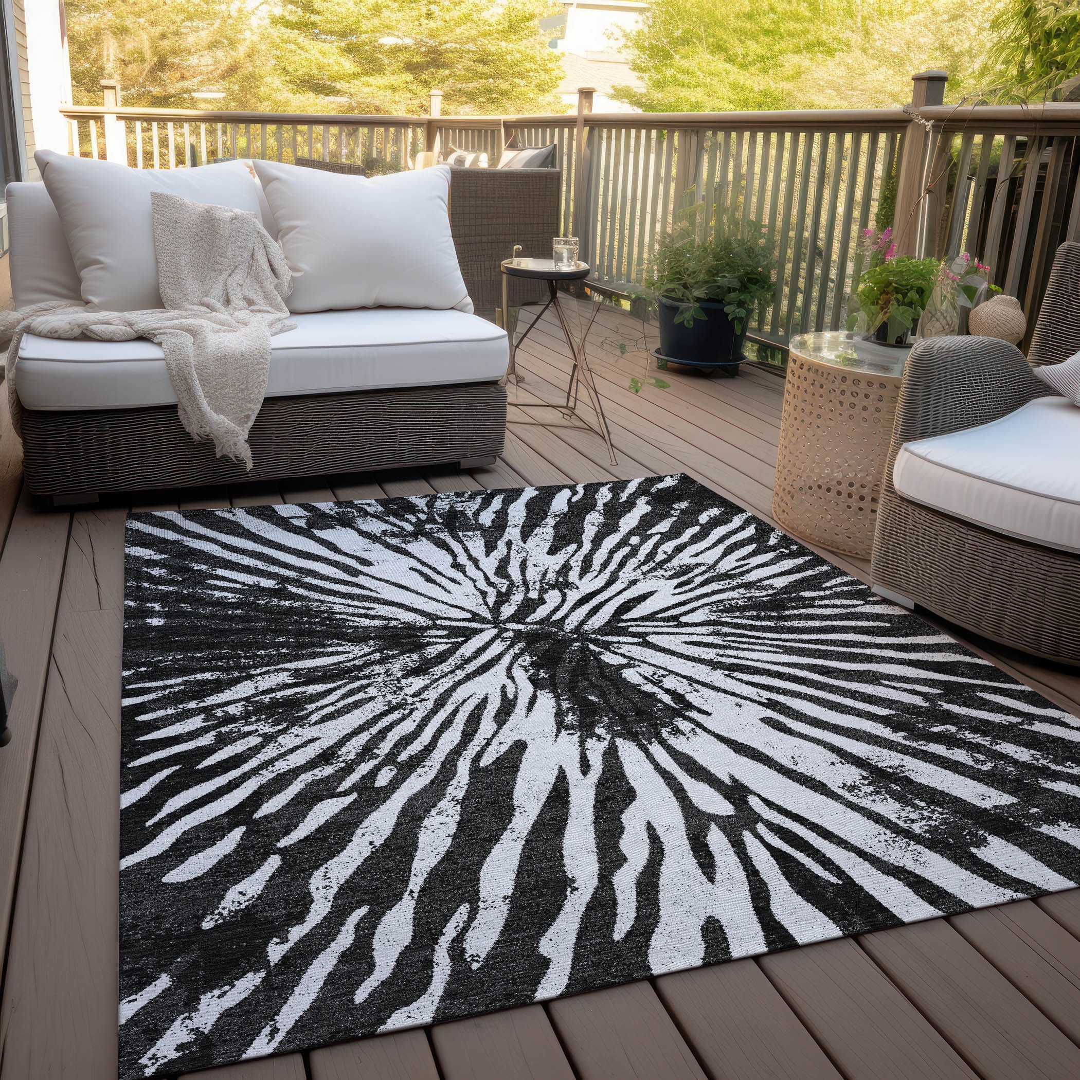 Machine Washable Indoor/ Outdoor Chantille Contemporary Burst Rug