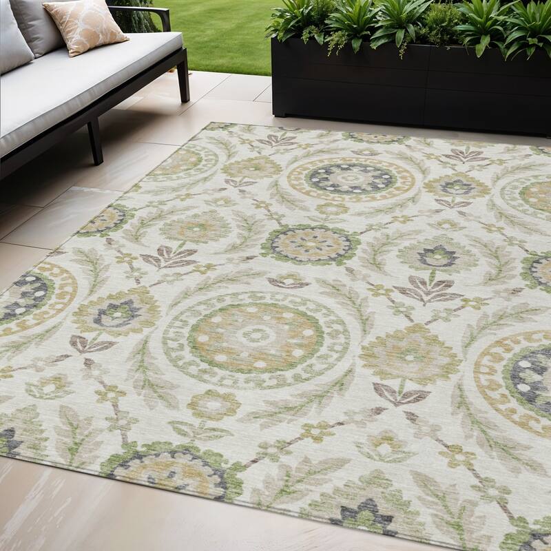 HomeRoots Floral Transitional Rectangle Outdoor Rug - 5' X 8'