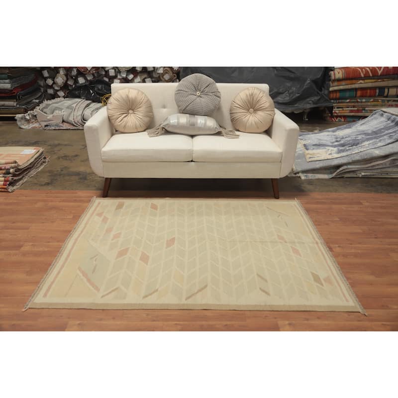 Hand Woven Oriental 100% Wool Carpet Southwestern Tribal Beige & Ivories Kilim Area Rug - 5' 7'' X 4' 2''