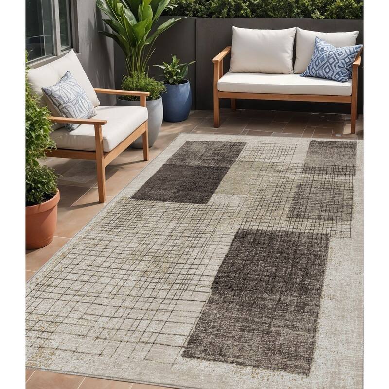 HomeRoots Geometric Transitional Rectangle Outdoor Rug - 5' X 8'