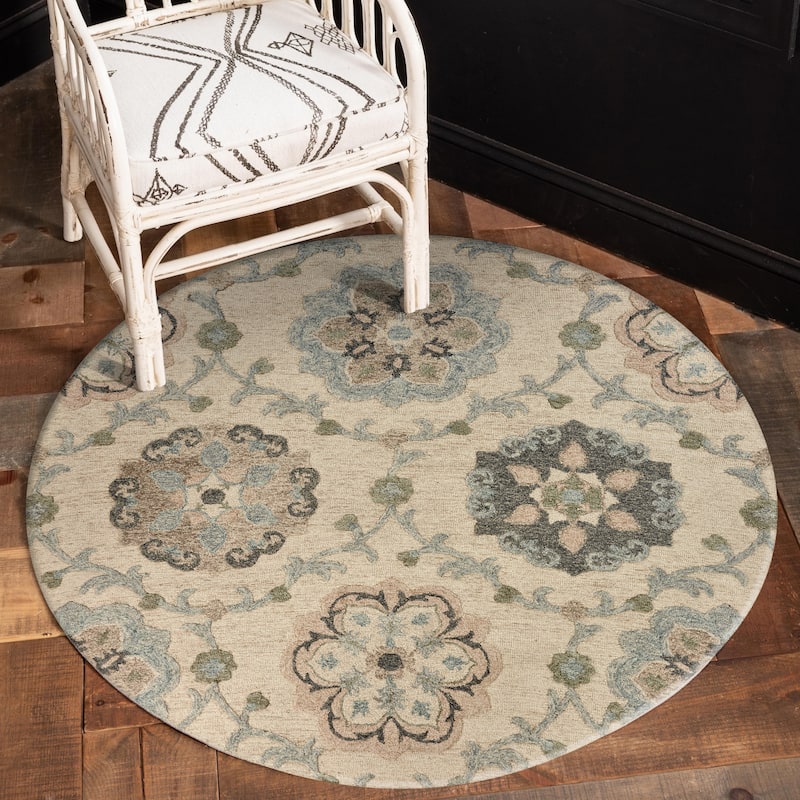 Sevita Delicate Traditional Floral Area Rug - 4'10" Round