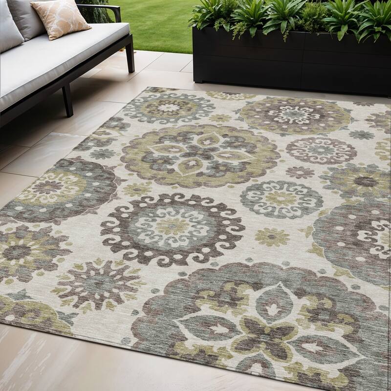 HomeRoots Floral Medallion Transitional Rectangle Outdoor Rug - 5' X 8'