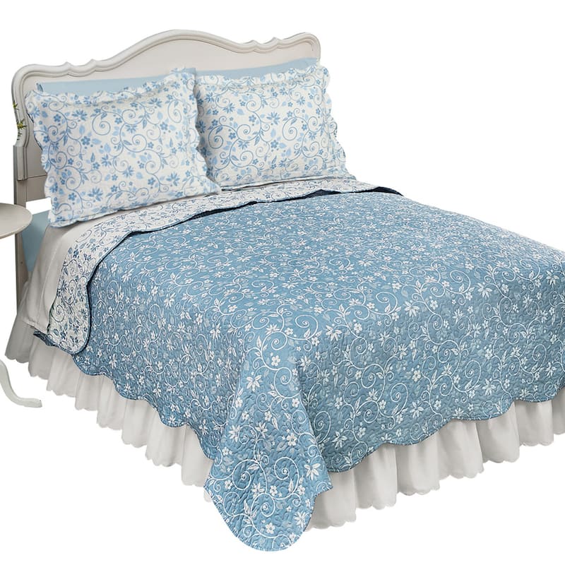 Reversible Floral Quilt with Scalloped Edges