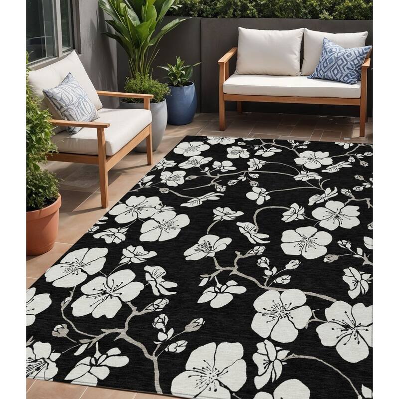 HomeRoots Floral Transitional Rectangle Outdoor Rug - 5' X 8'