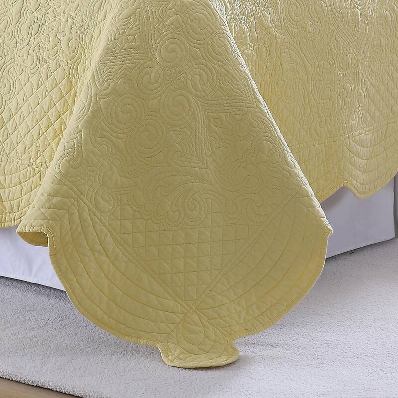 French Tile Scalloped Quilt Set with Decorative Pillow