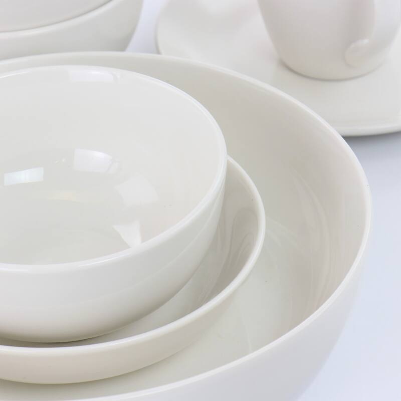Porcelain Dinnerware 32 Piece Set with 2 Serving Bowls in Daisy