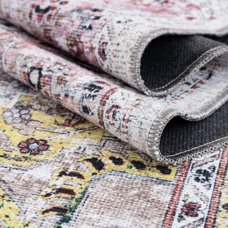 Traditional Tira Collection Area Rug
