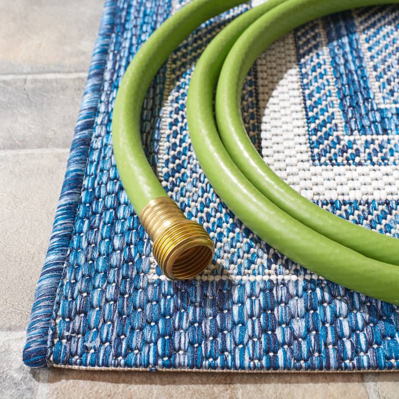 SAFAVIEH Courtyard Vickie Indoor/ Outdoor Waterproof Patio Backyard Rug