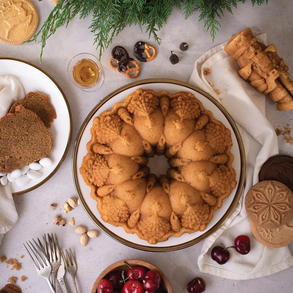 https://ak1.ostkcdn.com/images/products/is/images/direct/e6074a40081e49ae820c597841cddbf0b1a85a32/Nordic-Ware-Very-Merry-Bundt%C2%AE-Pan---Silver.jpg
