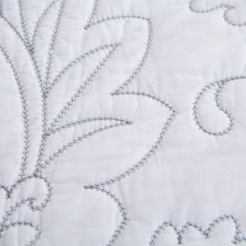 S&S Triangle Stitched Medallion Damask Floral 3 Piece Cotton Quilt Set