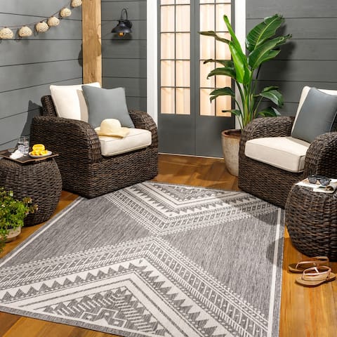 Searia Indoor/ Outdoor Boho Diamond Area Rug