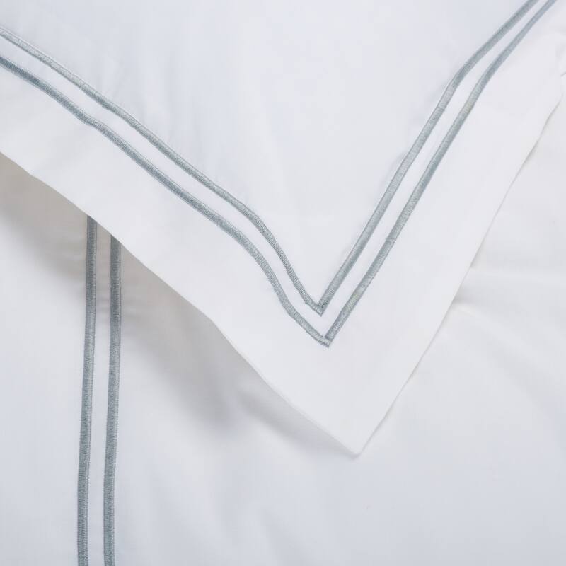 SAFAVIEH Home Hotel Collection 2-Line Embroidered 300Tc Percale 3-piece Duvet Cover Set