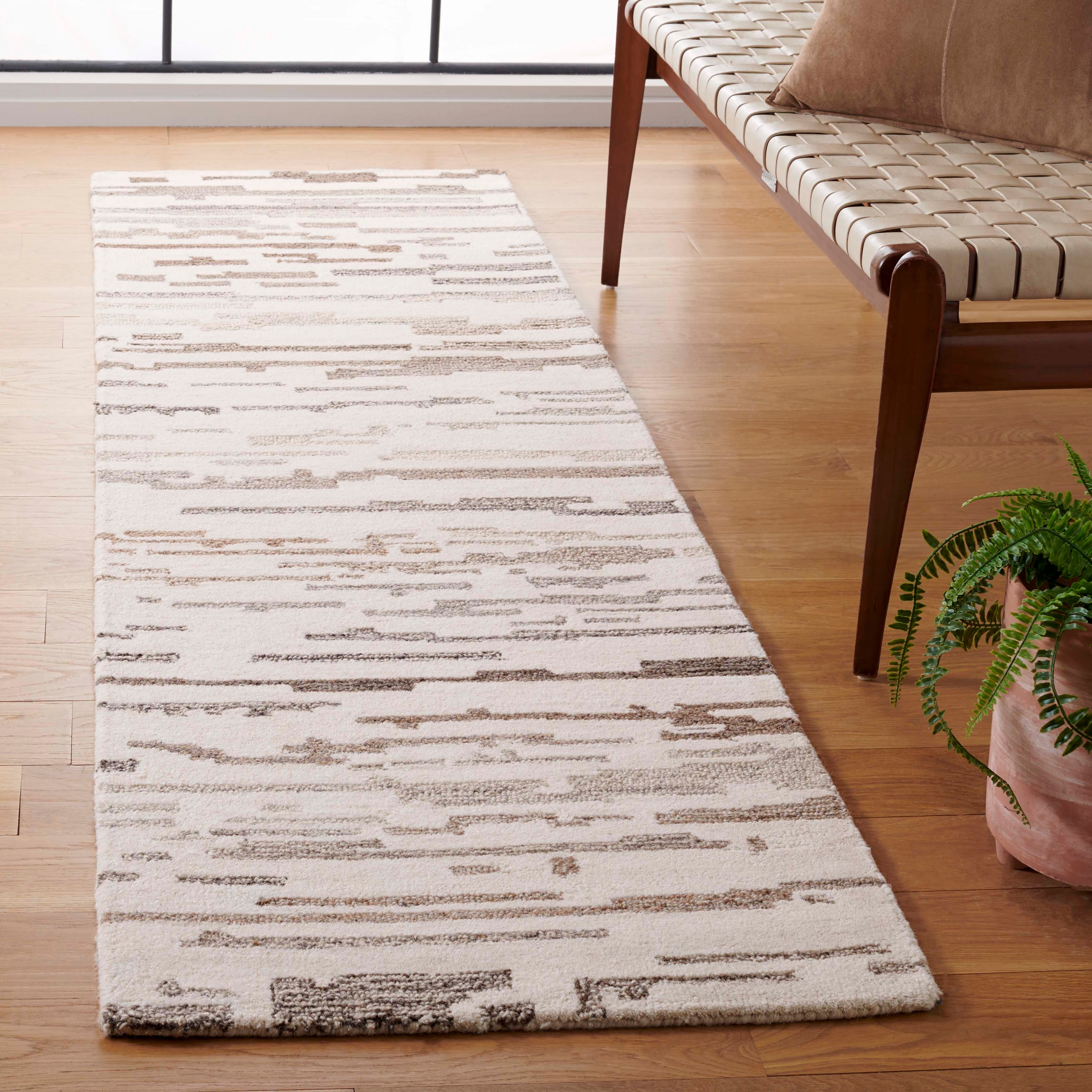 SAFAVIEH Handmade Ebony Alkis Modern Wool Rug - 50-60