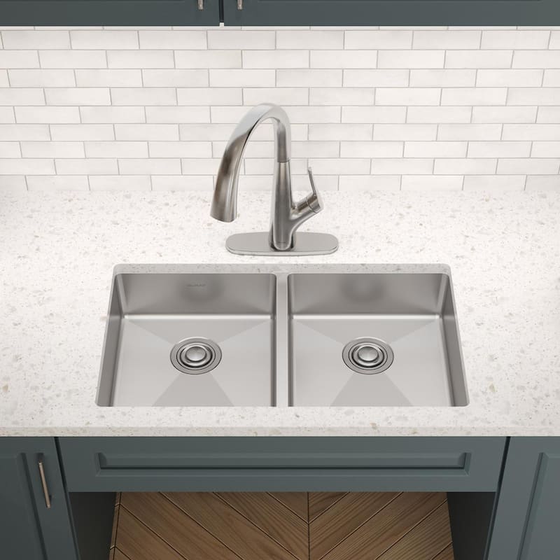 Crosstown 18 Gauge Stainless Steel 31-1/2" x 18-1/2" x 5-1/2" Double Bowl Undermount Sink - 31-1/2" x 18-1/2" x 5-1/2"