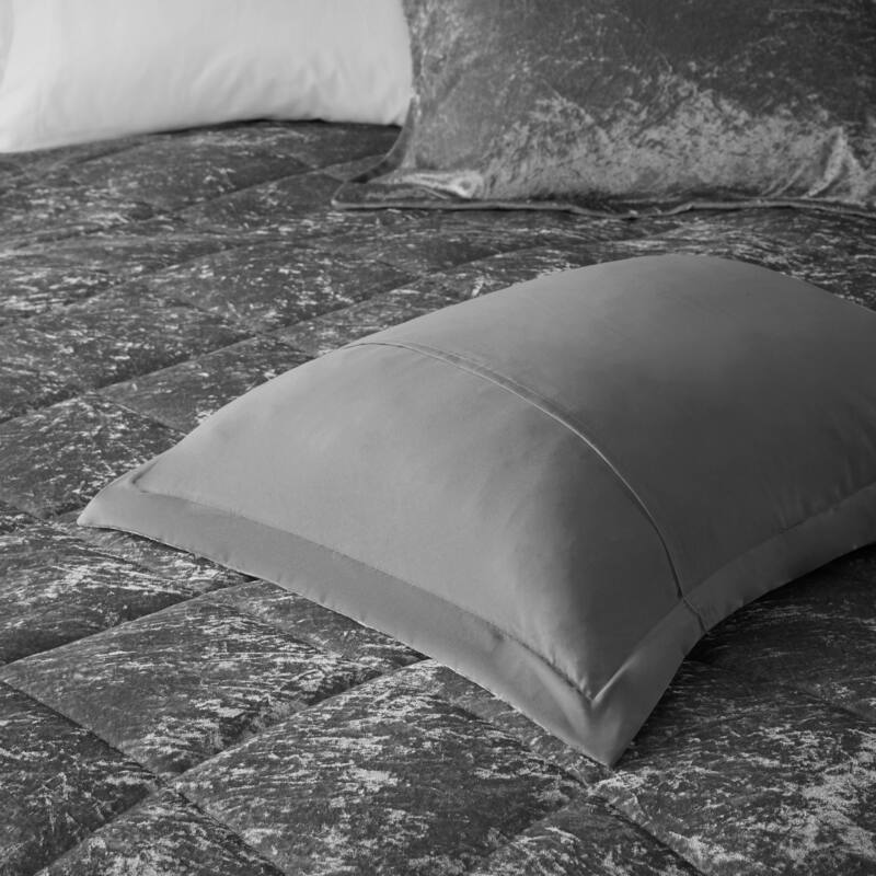 Intelligent Design Isabel Velvet Comforter Set